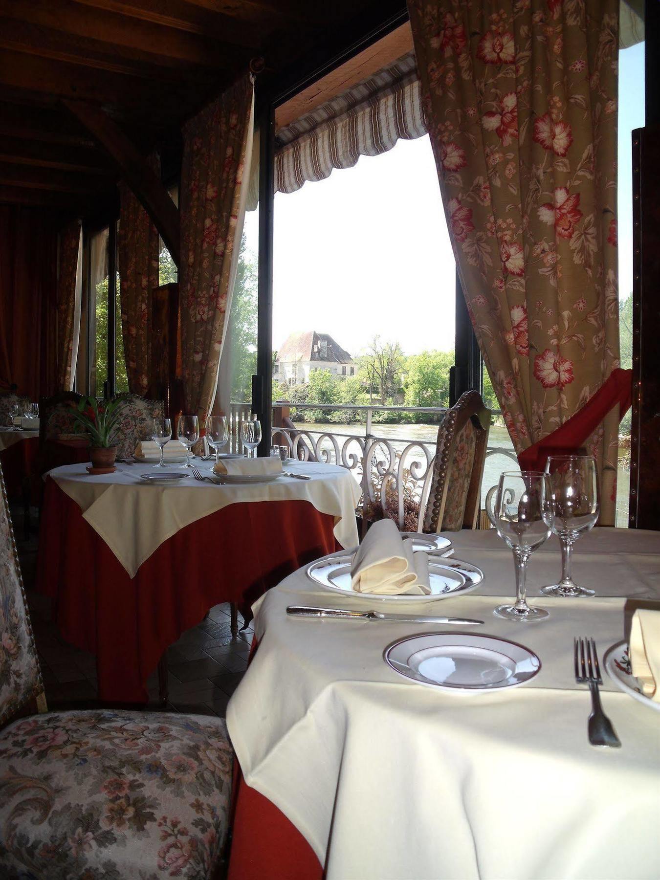 Hotel Restaurant L'Ecluse Antonne-et-Trigonant Exteriör bild